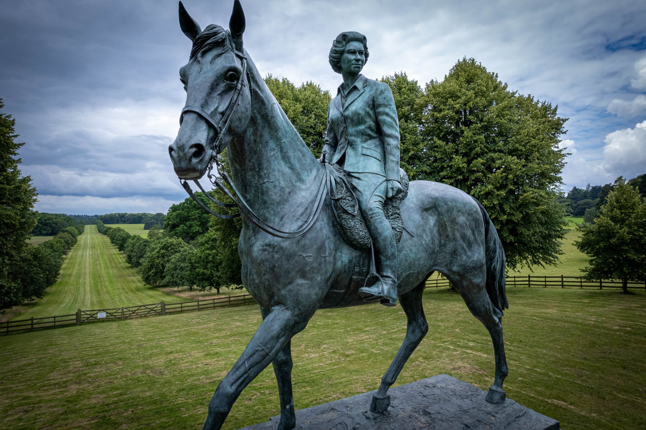 Statue of HM Queen Elizabeth II, Queen Anne's Ride.