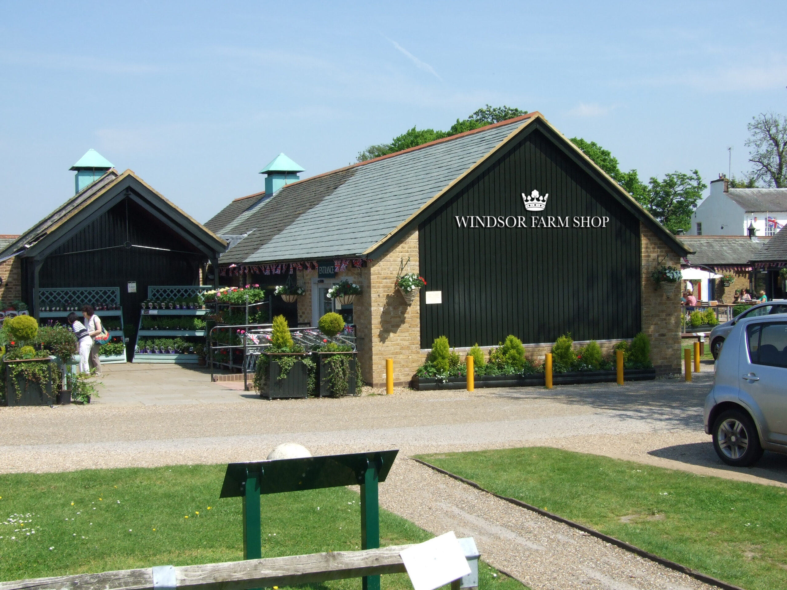 Front view of Windsor Farm Shop.