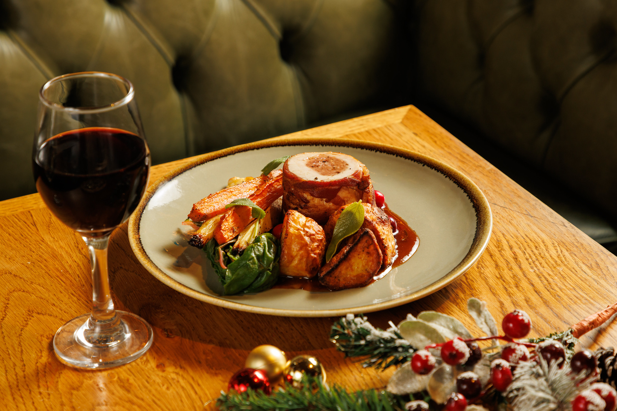 Christmas lunch place setting with a Christmas cracker.